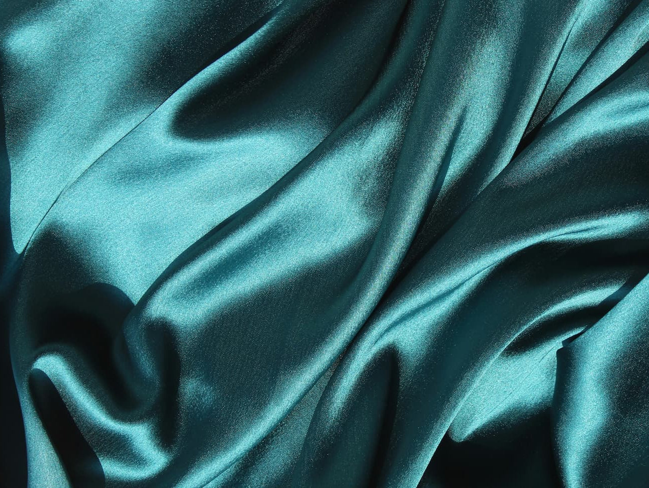 Natural vs Synthetic Fabrics for Fashion