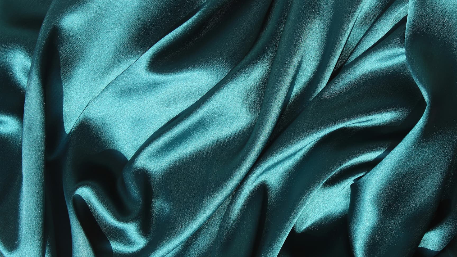 Natural vs Synthetic Fabrics for Fashion